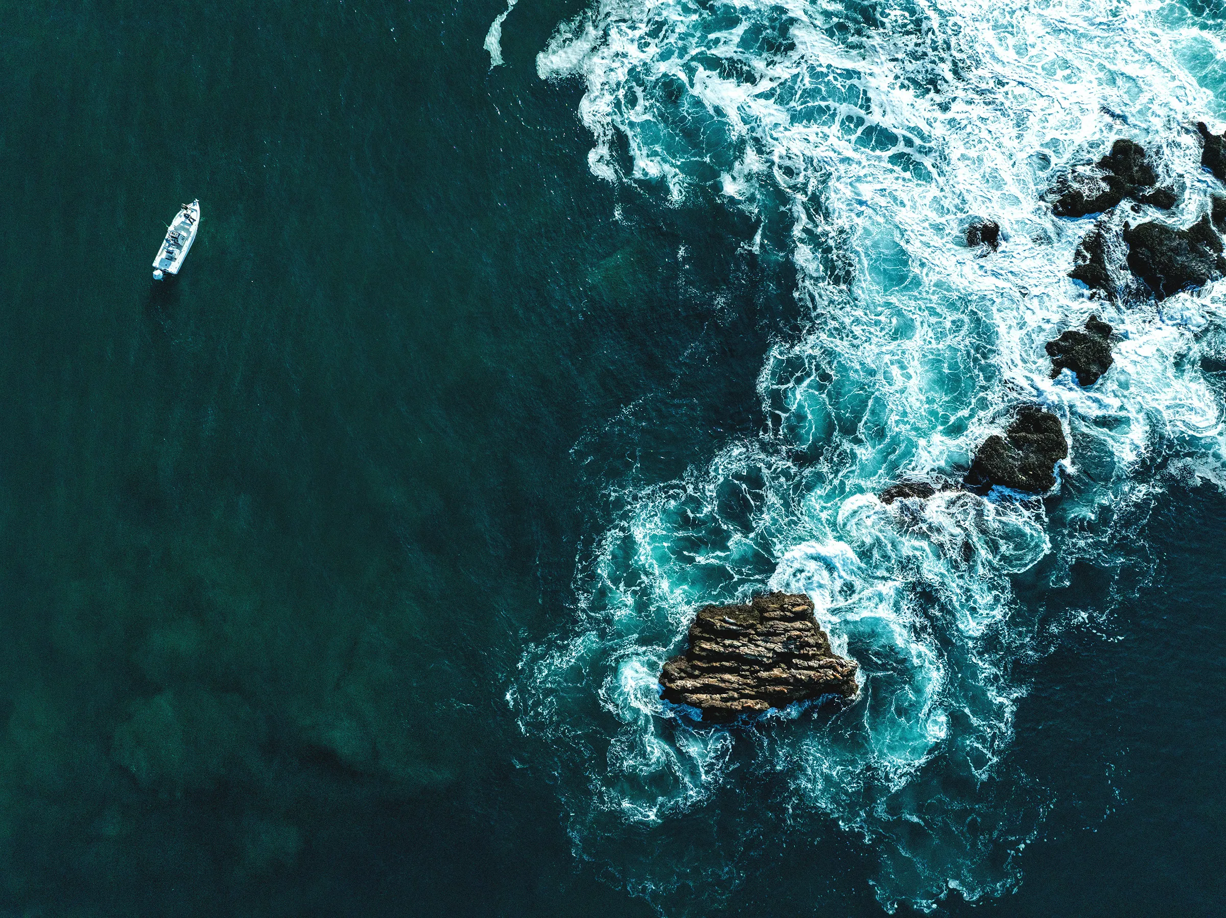 海と船の空撮画像